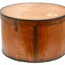 קופסת כובעים מהמאה ה-19 עשויה עץ ומתכת