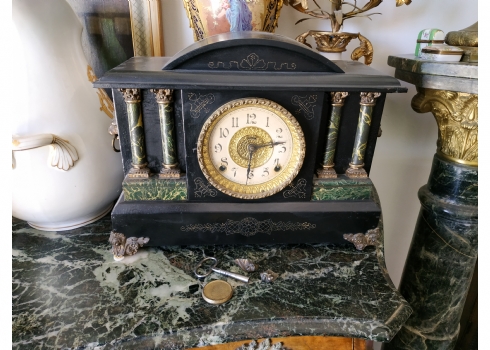 שעון קמין צרפתי עתיק עשוי עץ צבוע ומצוייר המשווה לו מראה של צפחה שחורה