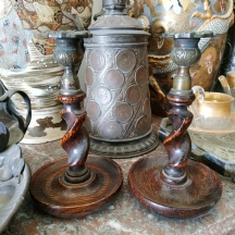 זוג פמוטים אנגלים עתיקים (ויקטוריאניים) מהמאה ה-19 עשויים עץ מגולף והתקני פיוטר