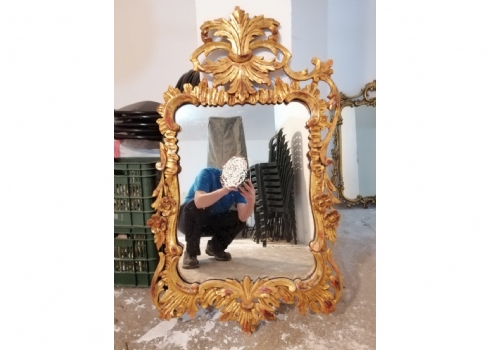 מראה ישנה גדולה בסגנון עתיק, גילופים מוזהבים בסגנון הניאו רוקוקו, פגם וחוסר