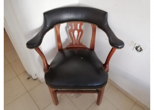 זוג כיסאות ישנים בסגנון עתיק עשויים עץ