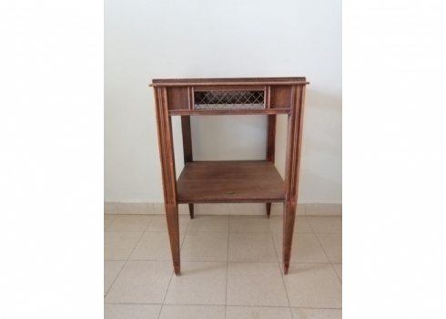 רהיט ישן בסגנון עתיק עשוי עץ וסבכת מתכת