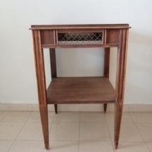 רהיט ישן בסגנון עתיק עשוי עץ וסבכת מתכת