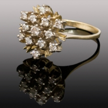 טבעת רוסית עשויה זהב צהוב 14 קארט משובצת יהלומים.