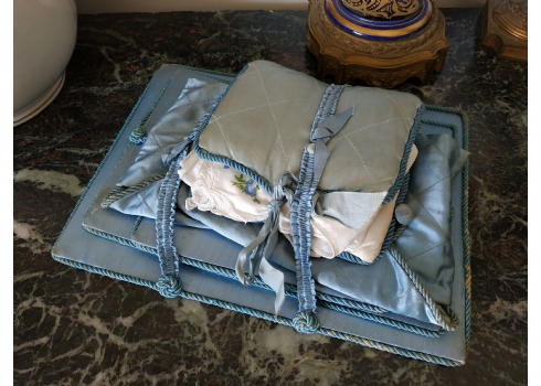 סט עתיק לשמירת ממחטות בד, עשוי סאטן בגוון תכול - פריט נדיר לאספנים
