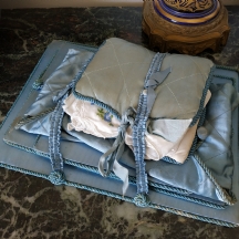 סט עתיק לשמירת ממחטות בד, עשוי סאטן בגוון תכול - פריט נדיר לאספנים