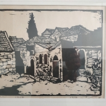 יעקב פינס 'בתים וברוש בודד' - הדפס ישן על פי חיתוך לינולאום, חתום ומתוארך: 1950