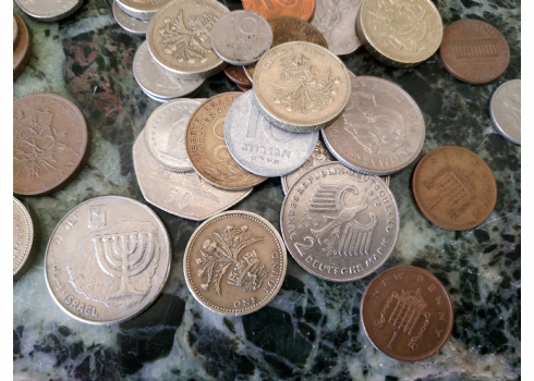 לוט של כמה עשרות מטבעות ישנים שונים משומשים ממדינות שונות.