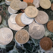 לוט של כמה עשרות מטבעות ישנים שונים משומשים ממדינות שונות.