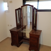 שידת טואלט ישנה ויפה בסגנון עתיק, עשויה עץ, זכוכית ומראות