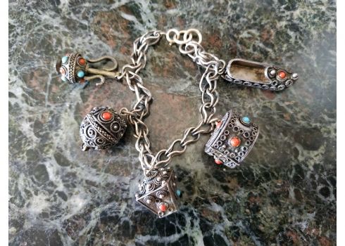 צמיד עתיק מסוג ' Charm Bracelet' עשוי כסף סטרלינג