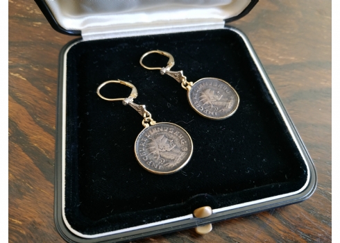 זוג עגילים עשויים זהב צהוב 14 קארט (לא חתום אבל נבדק), משובצים מטבעות עתיקים