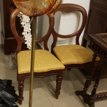 זוג כיסאות בלון אנגלים עתיקים מהמאה ה-19, עשויים עץ מגולף וריפוד בד בגוון צהוב