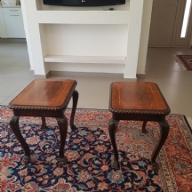 זוג שולחנות נוי קטנים (דרגשים) עשויים עץ מגולף