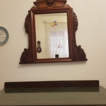 מראה עתיקה מסוף המאה ה-19, כפי הנראה אנגלית ויקטוריאנית, עשויה עץ מגולף