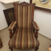 כורסא אנגלית עתיקה ויקטוריאנית משופצת ומרופדת בריפוד מפוספס, עשויה עץ מגולף