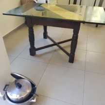 שולחן פינת אוכל עתיק (נפתח) עשוי עץ ומשטח עליון מזכוכית, יש שתי הגדלות
