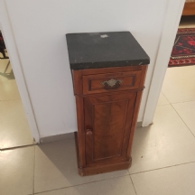 ארונית קטנה עשויה עץ ומשטח עליון עשוי שיש שחור דרמטי
