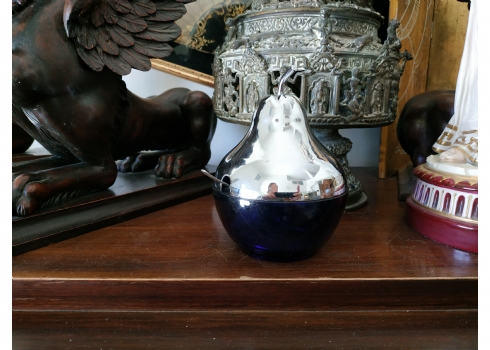 כלי הגשה בצורת אגס, עשוי זכוכית קובלט כחולה ומתכת מצופה כסף