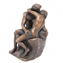 פסל מתכת בדמות זוג מתעלס