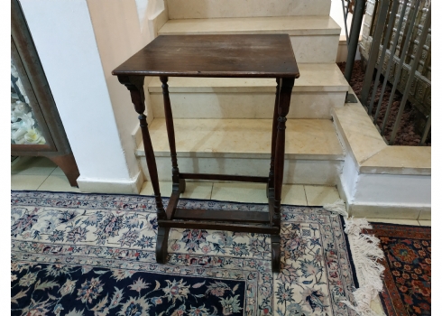 שולחן עץ עתיק לנוי, מסוף המאה ה-19, כפי הנראה אנגלי ויקטוריאני