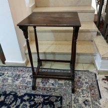שולחן עץ עתיק לנוי, מסוף המאה ה-19, כפי הנראה אנגלי ויקטוריאני