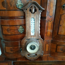 טרמומטר וברומטר ישן לתליה על הקיר, עשוי עץ מגולף, מתכת וזכוכית