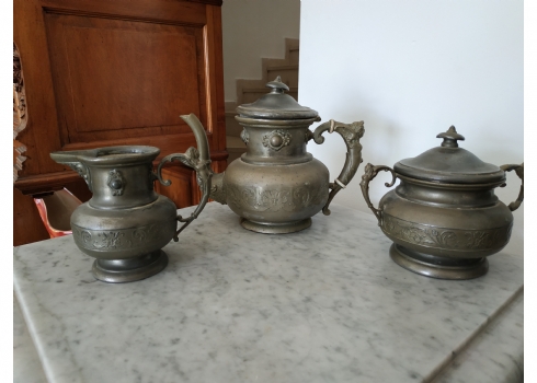 סט של שלושה כלי פיוטר עתיקים ויפים להגשת תה, חלב וסוכר