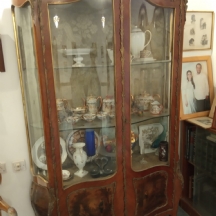ויטרינה עתיקה מרשימה ויפה במיוחד, מהמאה ה-19, עשויה עץ, התקני ברונזה וזכוכית