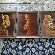 לחובבי סגנון הוינטאג' - לוט של שלושה ציורים ישנים מצויירים בשמן על בד, חתומים