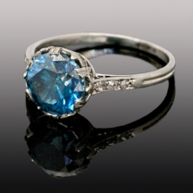 טבעת פלטינה עתיקה משובצת יהלום כחול