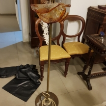 לחובבי וינטג' - מנורת ריצפה ישנה ויפה עם אהיל זכוכית עשוי בעבודת ניפוח ידנית