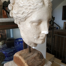 פסל ראש (Bust) ישן עשוי גבס צבוע, נרכש בחנות מוזיאון הלובר