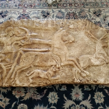 תבליט קיר ישן לתליה, עשוי גבס צבוע, נרכש בחנות מוזיאון הלובר