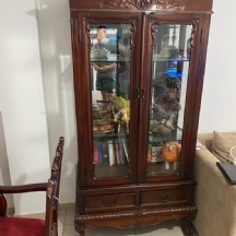 ארון תצוגה (ויטרינה) בסגנון עתיק עשוי עץ מגולף ודלתות זכוכית