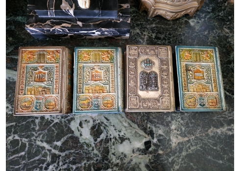 לוט של ארבעה ספרי קודש בכריכות מתכת מוכספות ואמייל