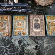 לוט של ארבעה ספרי קודש בכריכות מתכת מוכספות ואמייל