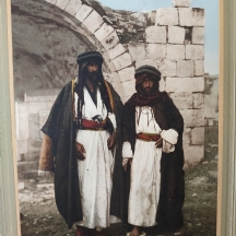 צילום עתיק מוצמד לקרטון, לא חתום