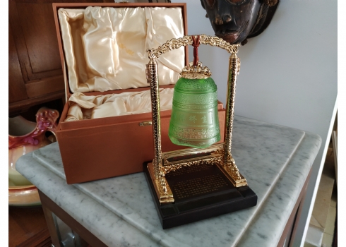 קישוט שולחני סיני עשוי מתכת מוזהבת ופעמון זכוכית