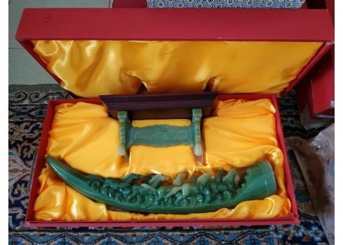 קישוט סיני גדול ומרשים, עשוי חומר יצוק דמוי ג'ייד ירוק - עדר סוסי פרא דוהרים