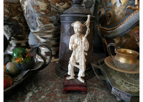 פסל שנהב סיני ישן בדמות דייג, עשוי שן פיל מגולף בעבודת יד אמן