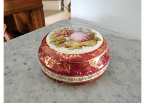 קופסת פורצלן 'לימוג'' (Limoges) ישנה ומכסה תואם, מעוטרת בהדפס של סצנת חיזור