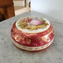 קופסת פורצלן 'לימוג'' (Limoges) ישנה ומכסה תואם, מעוטרת בהדפס של סצנת חיזור