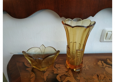 לוט של שני כלי ארט דקו עשויים זכוכית ענבר, אגרטל וכלי נמוך (דגים שונים)