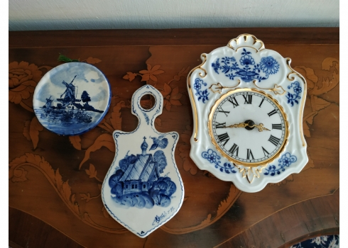 לוט של 3 פריטים עשויים פורצלן וחרסינת דלפט, שעון קיר בדגם 'הבצל הכחול'