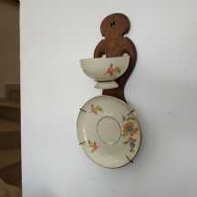 מתלה עץ ישן ובתוכו ספלון פורצלן צרפתי ישן ותחתית תואמת, מעוטרים וחתומים