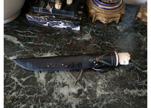 פגיון דקורטיבי ישן לתליה על הקיר עשוי מתכת ומעוטר אמייל. הקת עשויה שנהב מגולף