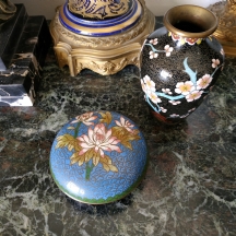 לוט של שני כלי קלאוזונה (Cloisonné) סינים ישנים