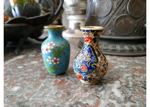 לוט של שני אגרטלי קלואזונה (Cloisonne) סינים ישנים מניאטוריים, עשויים נחושת