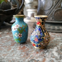 לוט של שני אגרטלי קלואזונה (Cloisonne) סינים ישנים מניאטוריים, עשויים נחושת